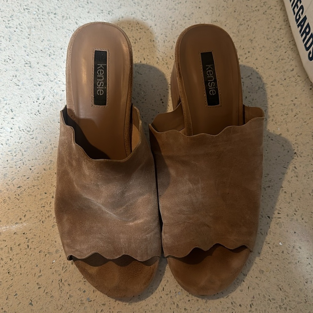 KENSIE TAN SUEDE SCALLOPED OPEN TOED BLOCK HEEL